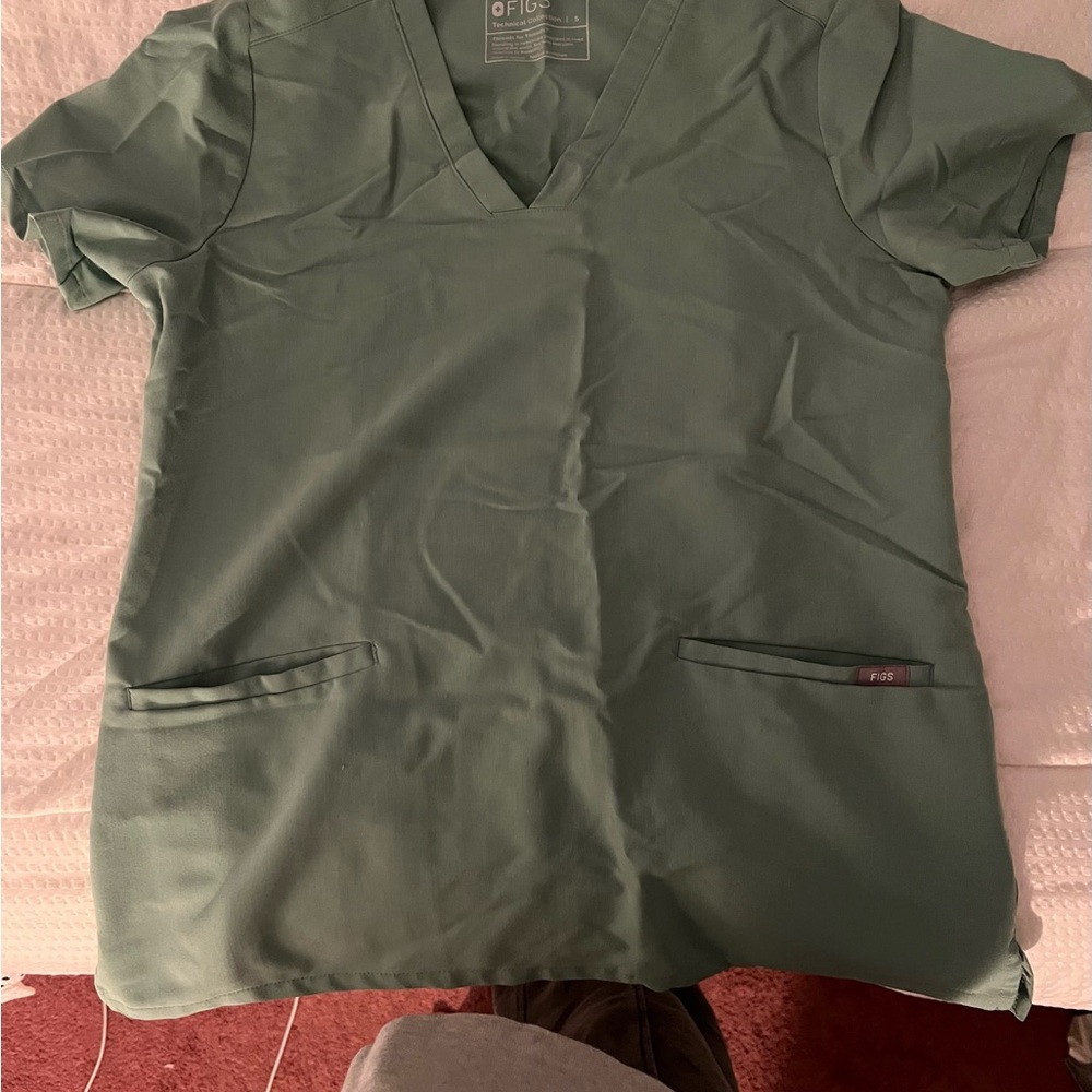 Green figs scrub top